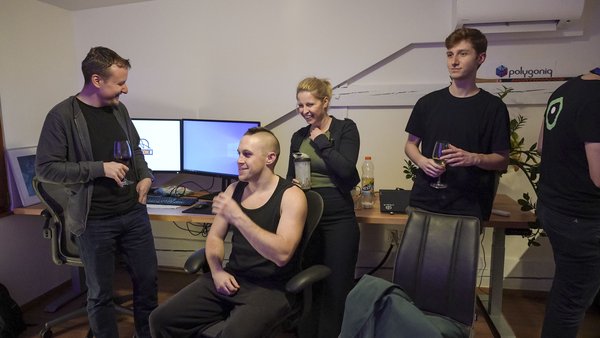 /images/blog/2024-02-engon-party/summary/people_chatting.jpg